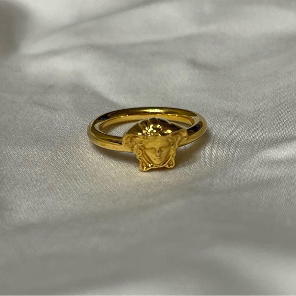 Versace Gold Medusa Ring - Size 6 - Excellent Condition - Picture 2 of 4